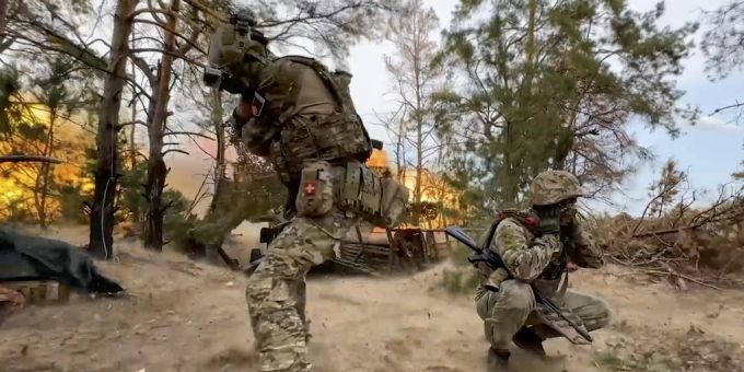 Eine Aufnahme des russischen Verteidigungsministeriums zeigt russische Soldaten, die auf Stellungen der Ukraine feuern. Kursk