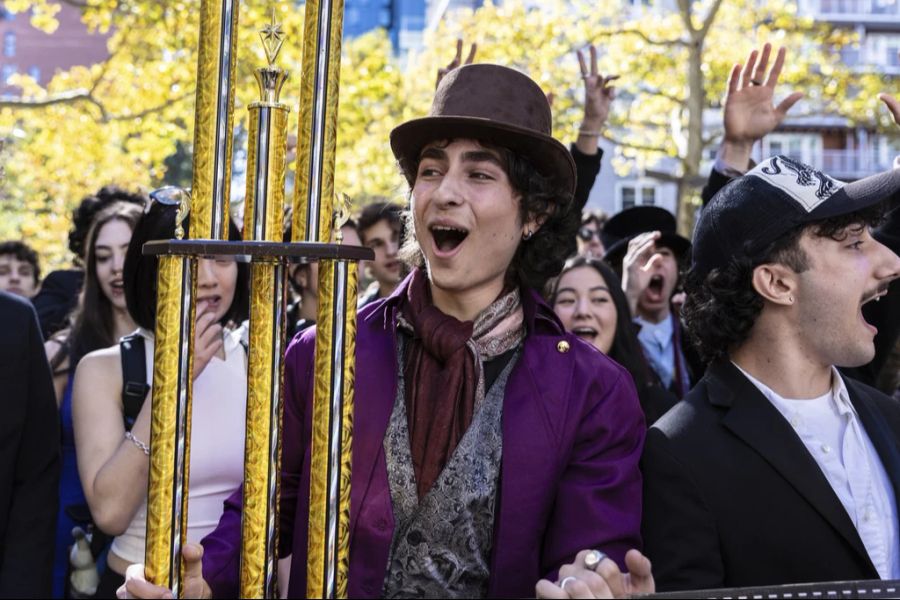 chalamet doppelgänger mit trophäe