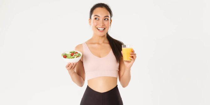 Fitness-Frau mit Essen, Trinken