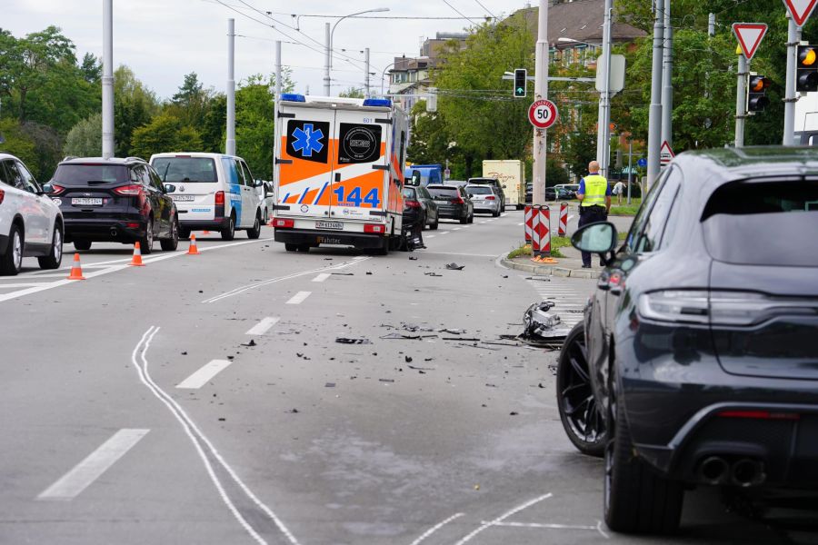 Der Krankenwagen war mit Sondersignal auf der Bellerive-Strasse in Richtung Zürich unterwegs.