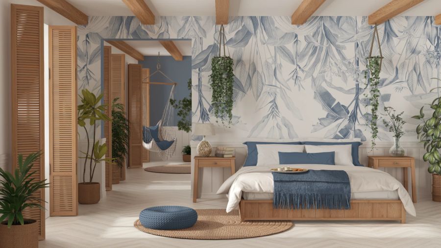 Zarte Tapete im Schlafzimmer, harmonisch auf den gesamten Raum abgestimmt.