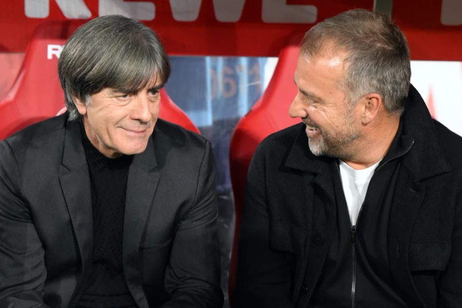 Teil des Abschiedsspiels waren auch die früheren deutschen Bundestrainer Jogi Löw (l) und Hansi Flick.