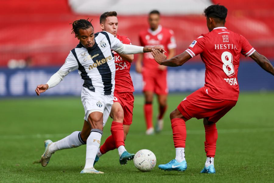 FCZ-Angreifer Samuel Ballet (l.) gegen Nias Hefti vom FC Sion.