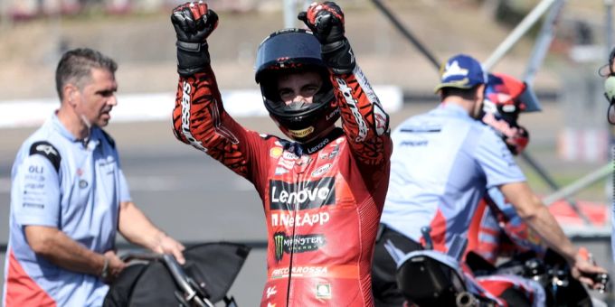 Francesco Bagnaia jubelt über den Sprintsieg in Indonesien. Bagnaia MotoGP