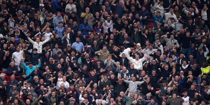 Teile der Fans von Tottenham Hotspur fielen beim Auswärtsspiel gegen Manchester United negativ auf. tottenham hotspur