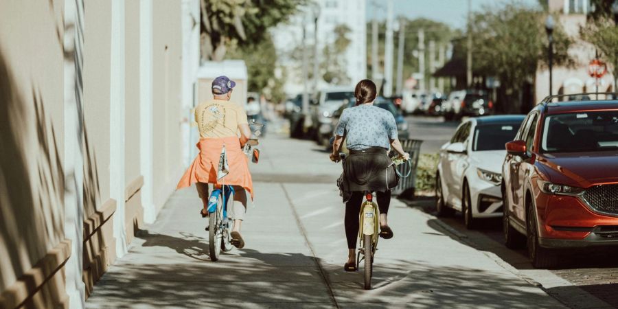 Fahrräder auf dem Gehweg