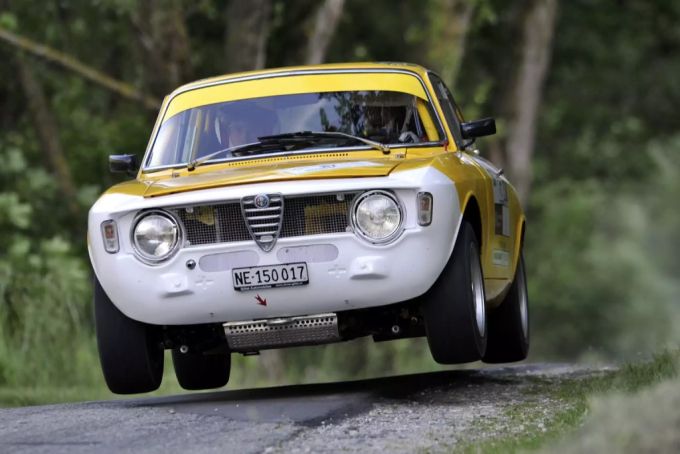 Alfa Romeo Giulia GTA von 1965 in einem Sprint in einer Rally. Alfa Romeo GTA