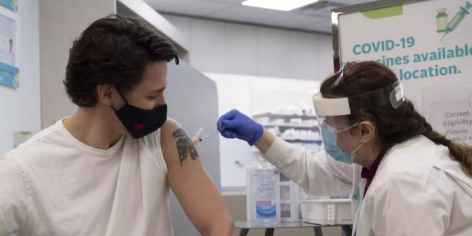 Justin Trudeau bei seiner Impfung gegen das Coronavirus. Justin Trudeau