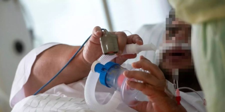 Corona-Patient trainiert das Atmen
