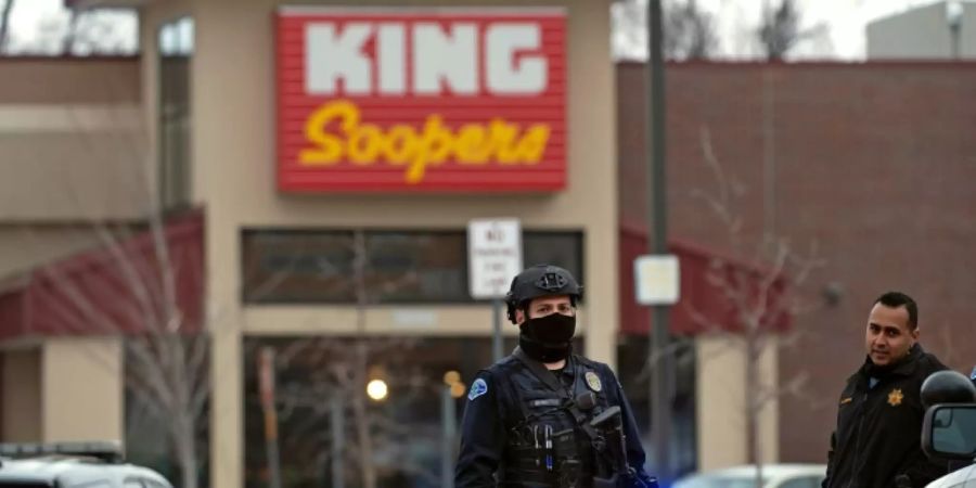 Polizist vor dem Supermarkt in Boulder