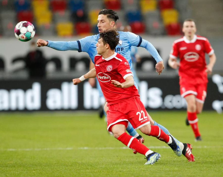 Robert Zulj vom VfL Bochum im Zweikampf mit Düsseldorfs Leonardo Koutris.