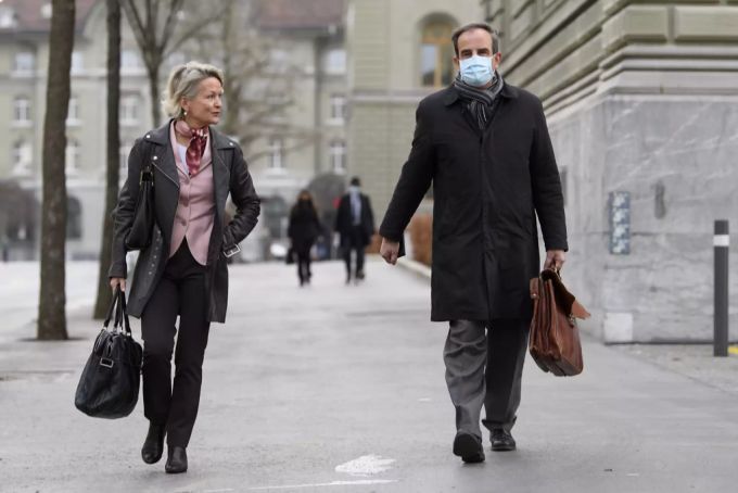 Mitte-Fraktionspräsidentin Andrea Gmür-Schönenberger (LU), links, und Mitte-Parteipräsident Gerhard Pfister (ZG), rechts, schreiten zu den Von-Wattenwyl-Gesprächen, am Freitag, 5. Februar 2021, in Bern. Gmür Pfister