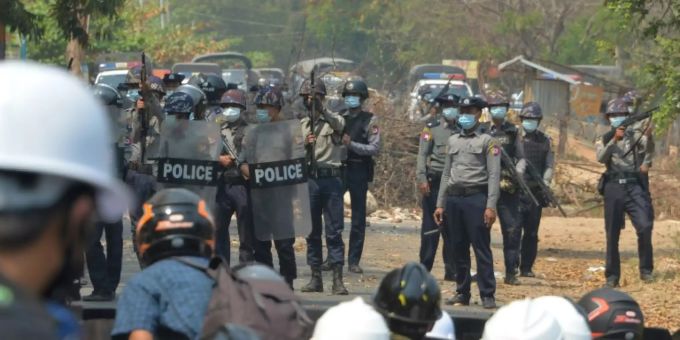 Bereitschaftspolizisten und Demonstranten in Naypyidaw Bereitschaftspolizisten und Demonstranten in Naypyidaw