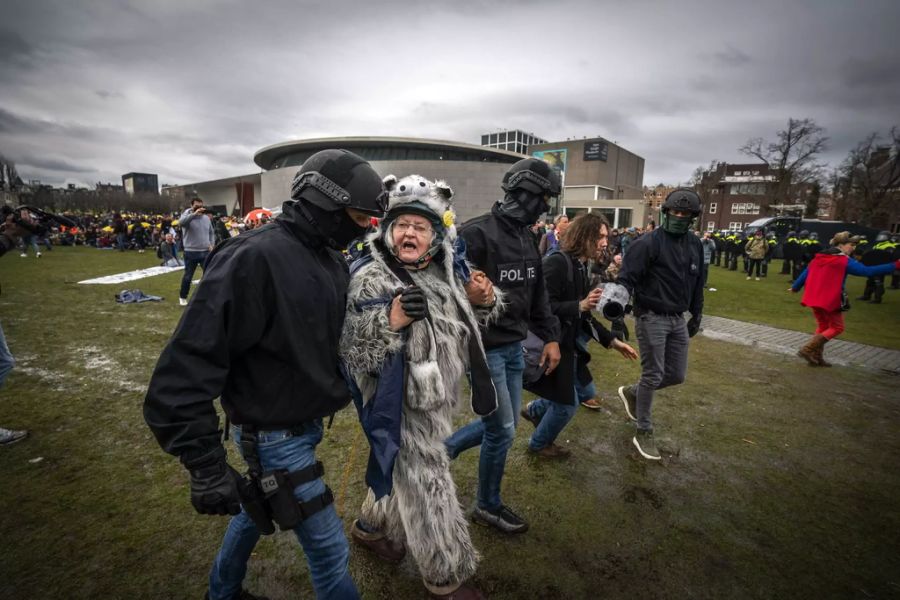 Viele der eingekesselten Demonstranten wurden mit Bussen zu Gegenden am Stadtrand gebracht.