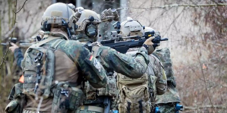 Bundeswehrsoldaten der Eliteeinheit Kommando Spezialkräfte (KSK) trainieren den Häuserkampf und eine Geiselbefreiung. Foto: Kay Nietfeld/dpa
