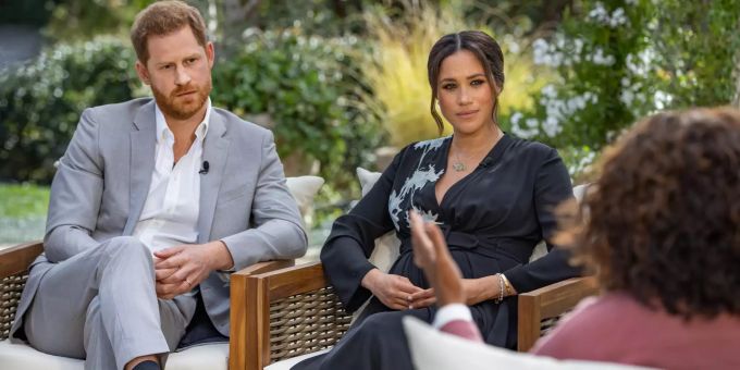 Die US-Starmoderatorin Oprah Winfrey (r) spricht während eines Interviews mit dem britischen Prinz Harry und seiner Ehefrau Herzogin Meghan. Meghan Markle