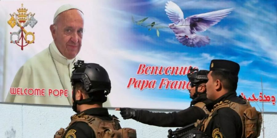 Plakat zum Papstbesuch im Irak