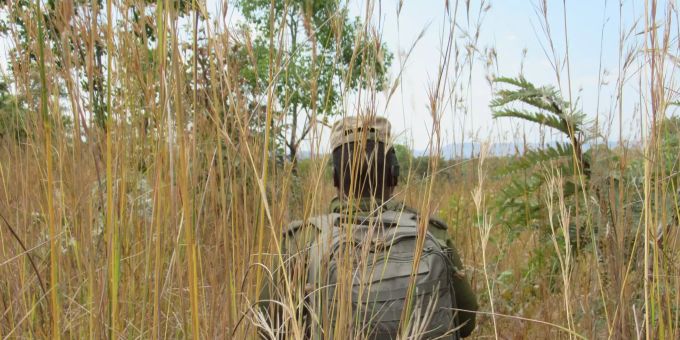 Simbabwe, Zambezi: Ein Mitglied der ersten ausschliesslich weiblichen simbabwischen Anti-Wilderer Einheit patrouilliert im Phundundu Wildtierpark. (Symbolbild) Anti-Wilderer Einheit in Simbabwe