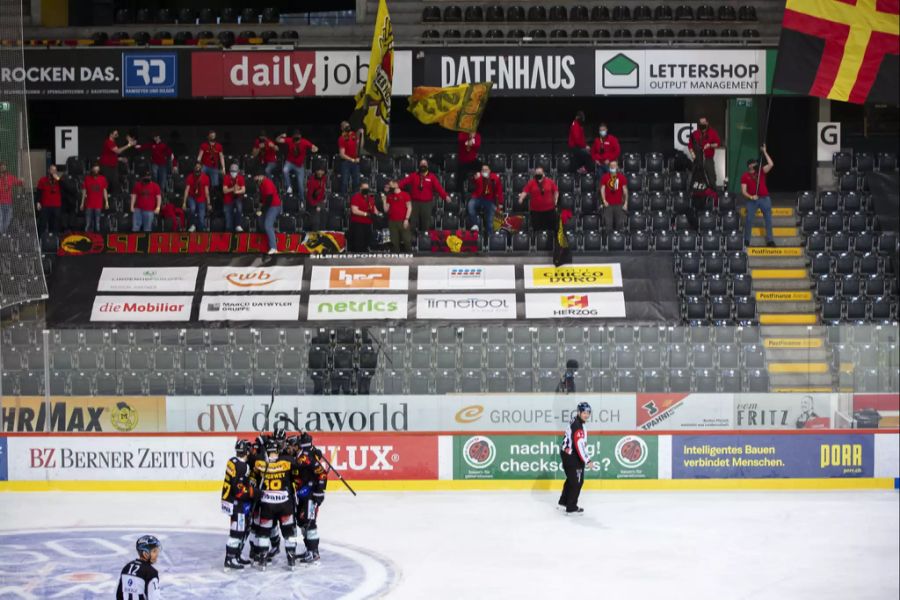 Berns Spieler jubeln mit ihren Fans nach dem Tor zum 2-1, im vierten Eishockey Playoff Viertelfinalspiel der National League zwischen dem SC Bern und dem EV Zug, am Montag, 19. April 2021 in der Postfinance Arena in Bern.