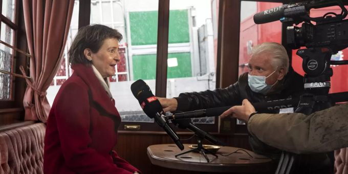 Bundesrätin Simonetta Sommaruga in einem Wagon der Rigi-Bahnen. Sommaruga