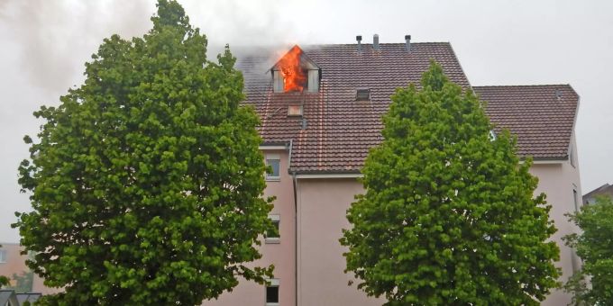 Beim Eintreffen der Einsatzkräfte schlugen bereits Flammen aus dem Dach über der Wohnung. Brand