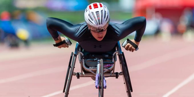 Hannah Cockroft während dem Rennen über 200 m. Hannah Cockroft
