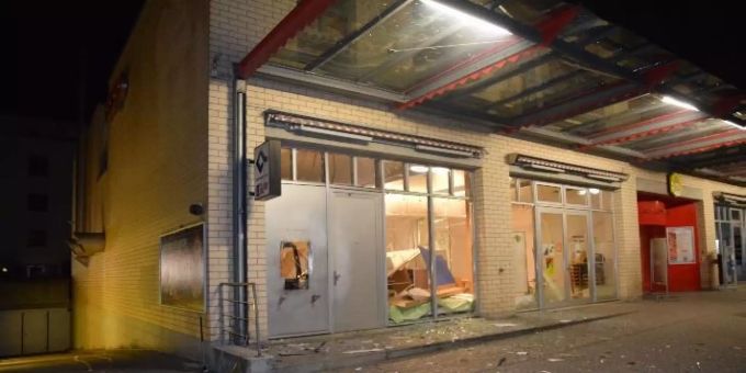 Der Bankomat wurde komplett zerstört und am Gebäude entstand erheblicher Sachschaden. Kantonspolizei Solothurn