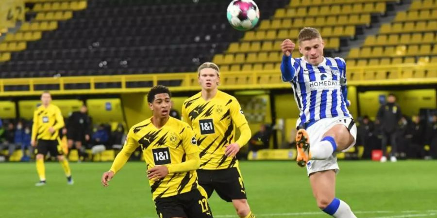 Marton Dardai (r) hat in der Rückrunde den Sprung zum Stammspieler bei der Hertha geschafft. Foto: Bernd Thissen/dpa