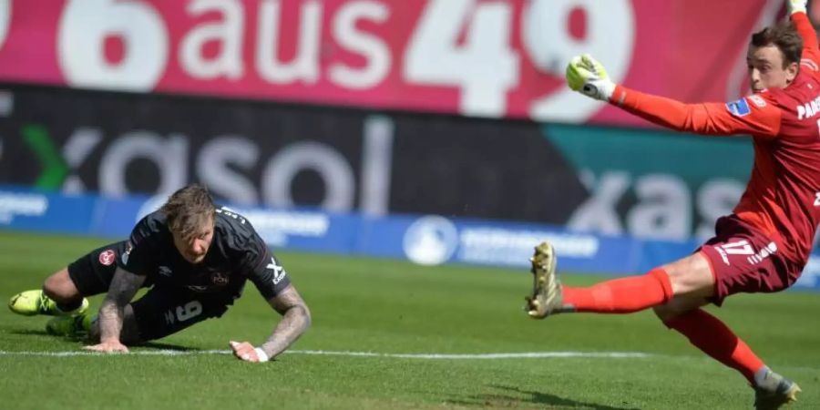 Manuel Schäffler (l) erzielte das 1:0 beim Nürnberger Sieg gegen Paderborn. Foto: Timm Schamberger/dpa