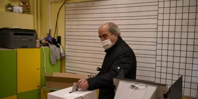 Wähler mit Maske in Sofia (Archivbild). wahl