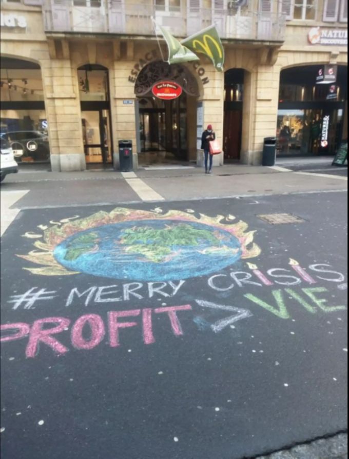 Profit für wenige, darf nicht mehr über das Leben unseres Planeten gestellt werden, fordert die Aktion von Klimaaktivisten des Klimastreiks im Dezember 2020. Klima Kids.