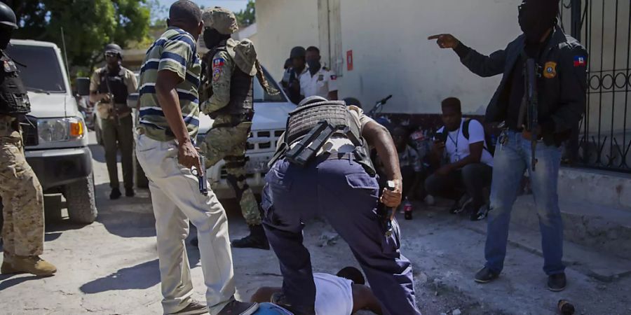 Polizisten halten einen Insassen nach einem Ausbruchsversuch aus einem Gefängnis fest. Foto: Dieu Nalio Chery/AP/dpa