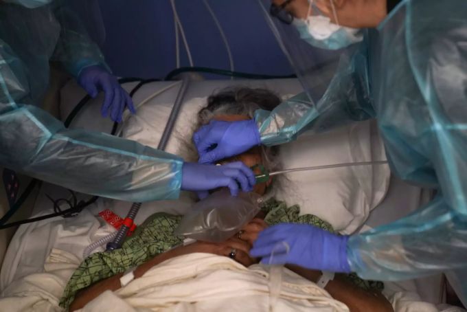 Zwei Pflegerinnen kümmern sich in Orange, Kalifornien, um eine Covid-19-Patientin. Coronavirus Kalifornien