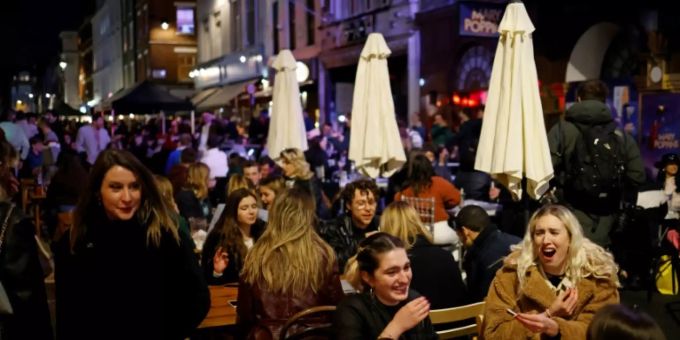 Gäste im Aussenbereichs eines Lokals im Londoner Stadtteil Soho Gäste im Aussenbereichs eines Lokals im Londoner Stadtteil Soho