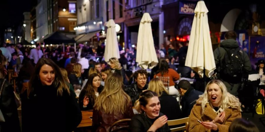 Gäste im Aussenbereichs eines Lokals im Londoner Stadtteil Soho