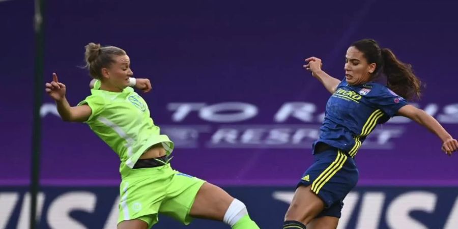 Alexandra Popp (l) vom VfL Wolfsburg hat sich schwer am Knie verletzt. Foto: Gabriel Buoys/pool AFP/AP/dpa