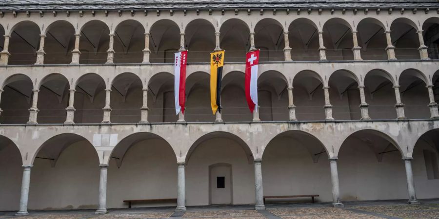 Das Stockalperschloss mit Walliser-, Briger- und Schweizerfahne in Brig-Glis.