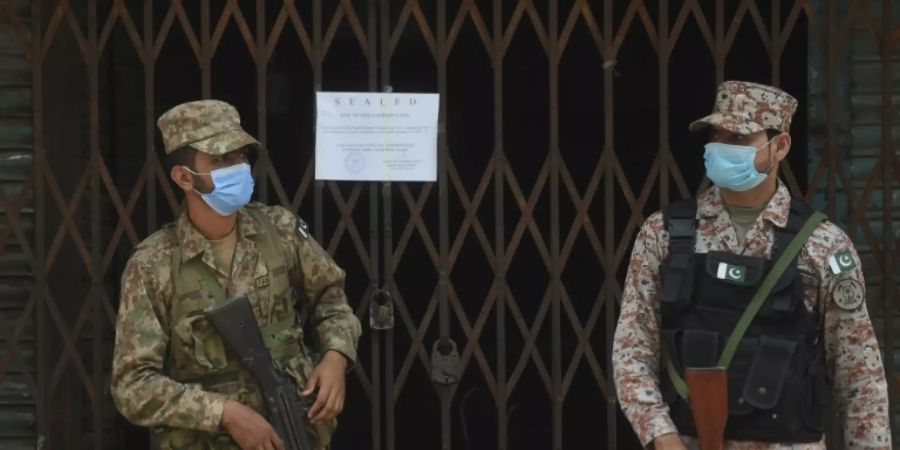 Soldaten überwachen Einhaltung der Corona-Beschränkungen