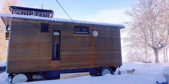 Ein Tiny House im Winter