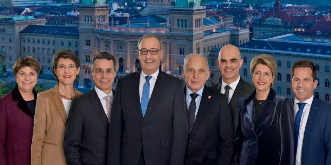 Dass offizielle Bundesratsfoto 2021 mit Bundespräsident Guy Parmelin in der Mitte und dem Bundeshaus im Hintergrund. Bundesrat Bundesratsfoto 2021