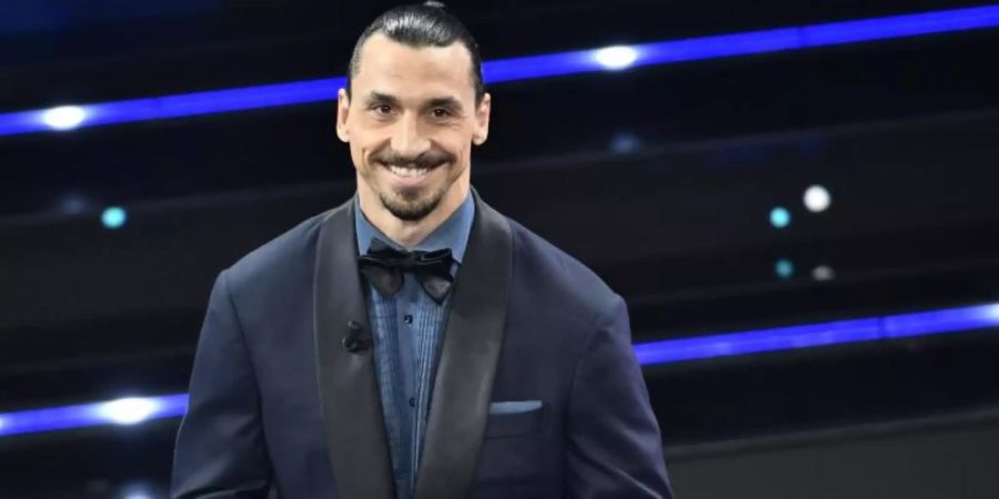 Zlatan Ibrahimovic liess sich «per Anhalter» von einem Motorradfahrer zu seinem Auftritt nach Sanremo bringen. Foto: Matteo Rasero/LaPresse via ZUMA Press/dpa