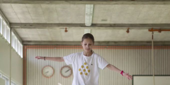 Sportliche Schülerinnen und Schüler haben es nicht nur einfacher im Turnunterricht, sondern schneiden laut einer neuen Studie auch in Mathe- und Grammtikprüfungen besser ab. (Themenbild) Studie