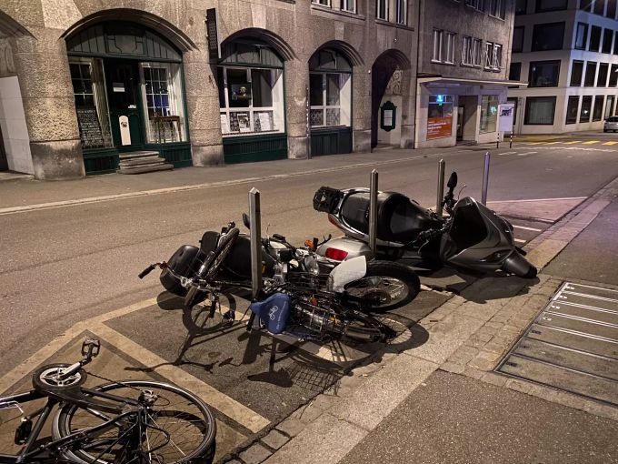 Auch Velos und Motorräder wurden bei den Krawallen in St. Gallen in Mitleidenschaft gezogen. Krawalle st. gallen