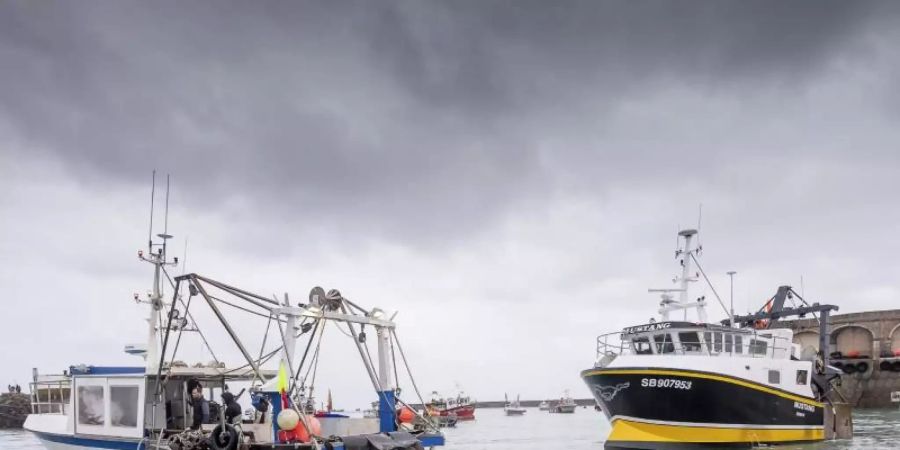 Französischen Fischerboote blockieren den Hafen, so dass Fischerboote aus Jersey nicht auslaufen können. Nach dem Ausscheiden der Briten aus der EU ist es zu einem Streit über Gesamtfangmengen und deren Aufteilung gekommen. Foto: Gary Grimshaw/Balliwick Express/AP/dpa