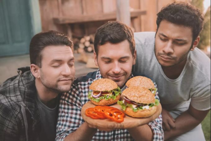 Langfristige Folgen für die Waage müssen Sie nicht befürchten, solange diese Sünden eine Ausnahme bleiben. Fast Food