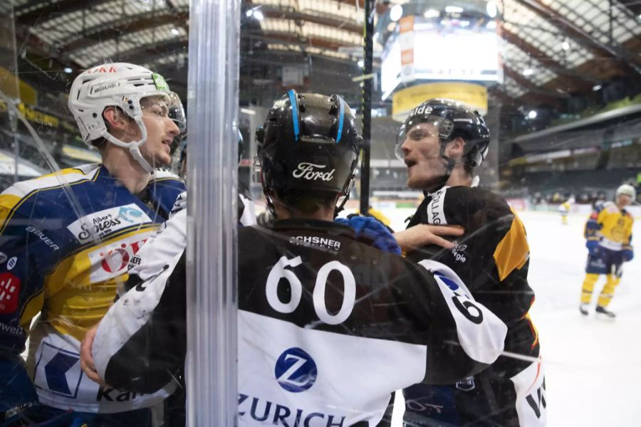 Fabrice Herzog (l.) wird von SCB-Spielern zur Rede gestellt.