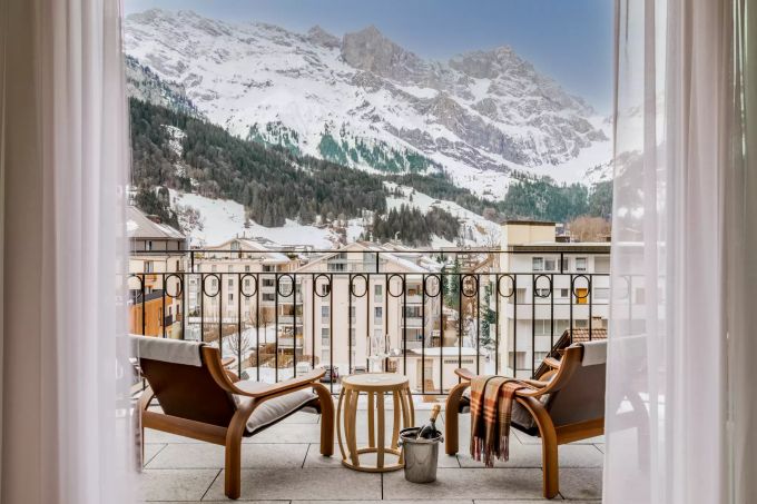 Die Zimmer und Suiten des Kempinski Palace Engelberg bieten Blick auf die Berge. Kempinski