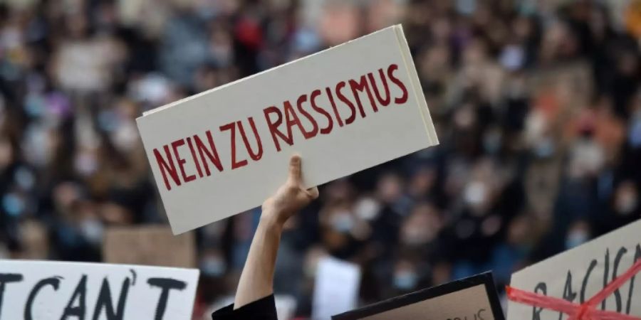 Plakat auf einer Demonstration gegen Rassismus