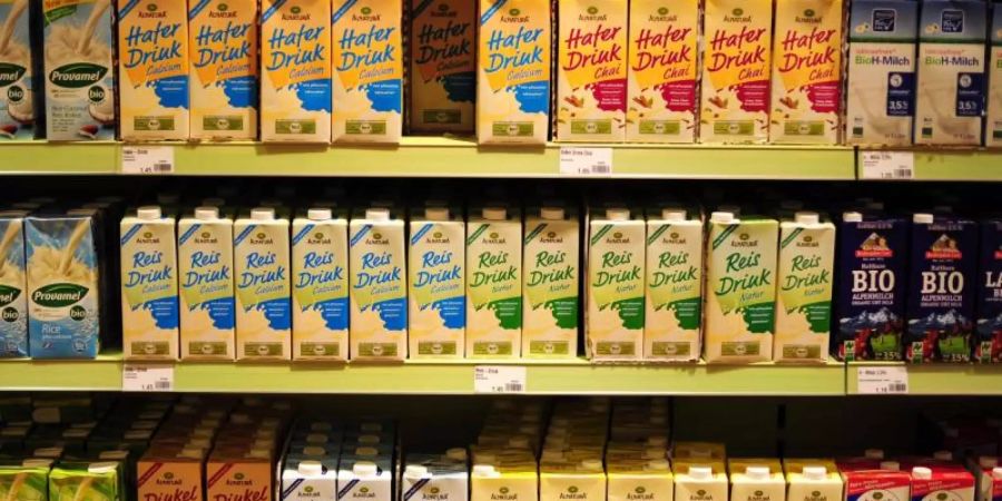 Milchalternativen stehen im Supermarktregal. Foto: picture alliance / dpa