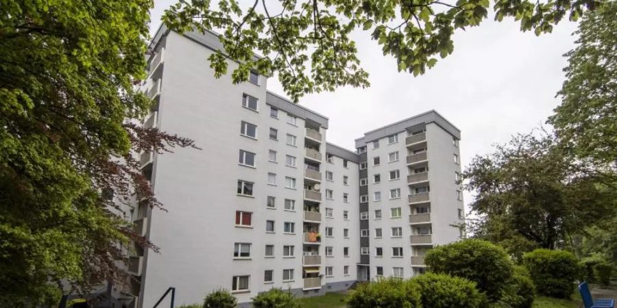 Zwei Hochhäuser in Velberet sind abgesperrt und fast 200 Bewohner seit Sonntag unter Quarantäne gestellt. Foto: Christoph Reichwein (crei)/dpa